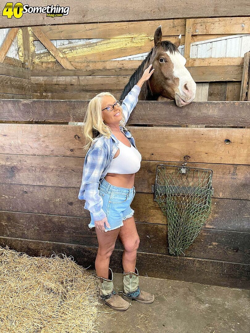 BONUS VIDEO: Down on the farm with Maddie Cross