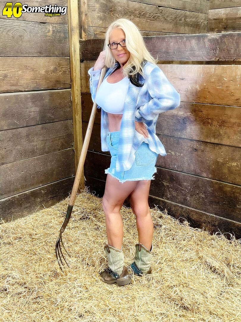 BONUS VIDEO: Down on the farm with Maddie Cross