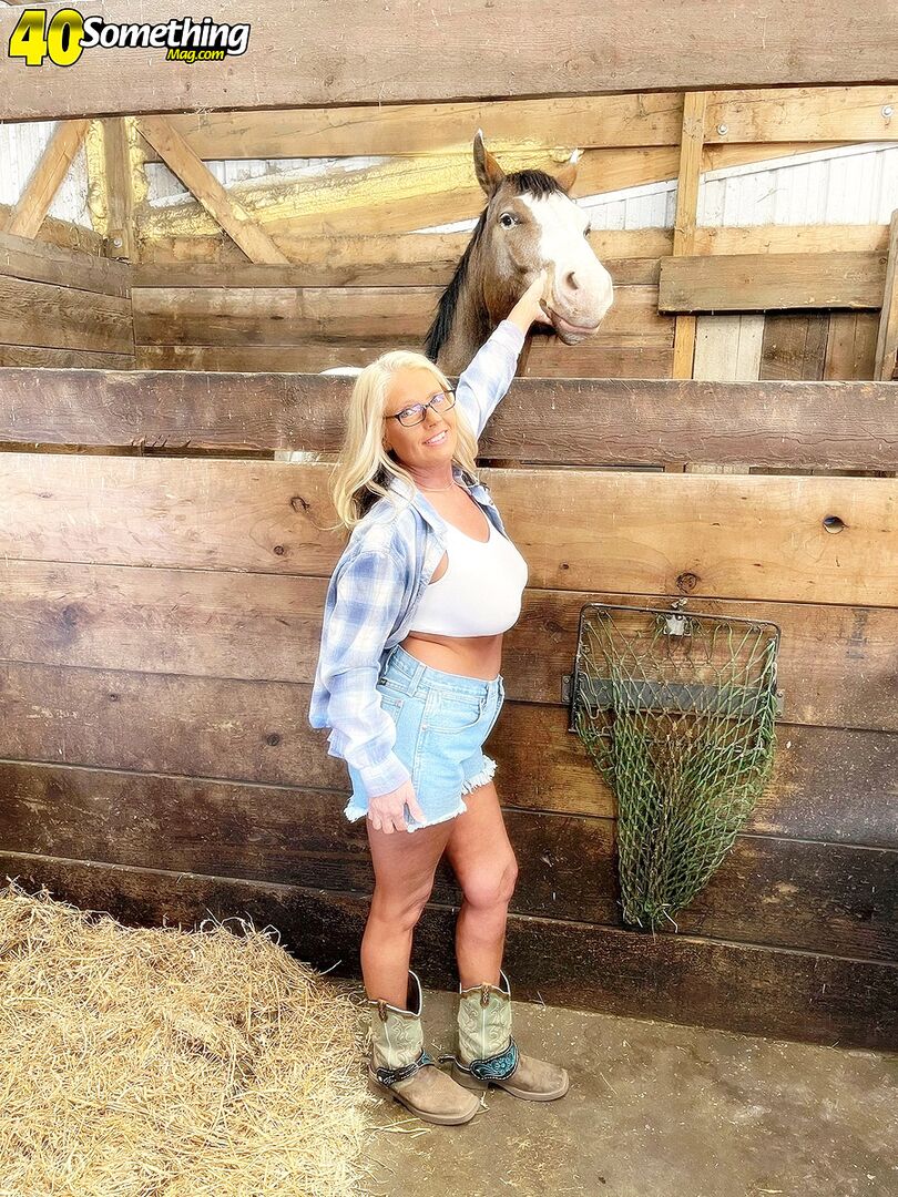 BONUS VIDEO: Down on the farm with Maddie Cross