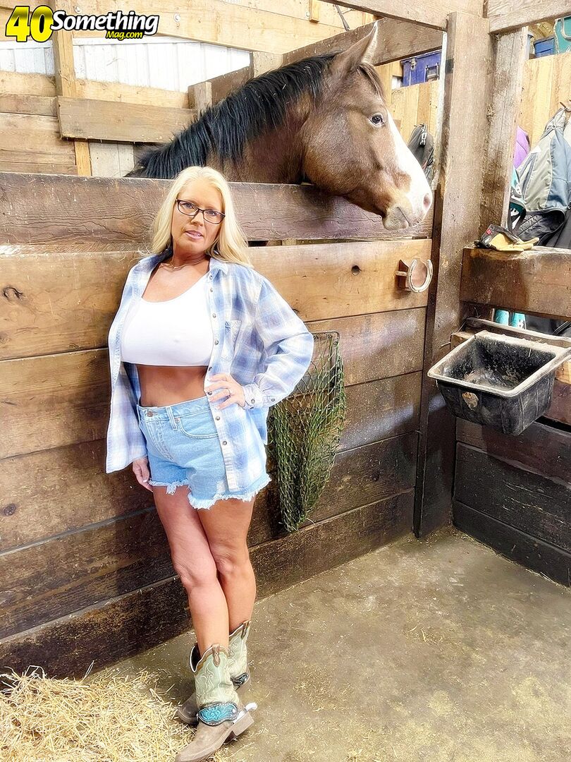 BONUS VIDEO: Down on the farm with Maddie Cross