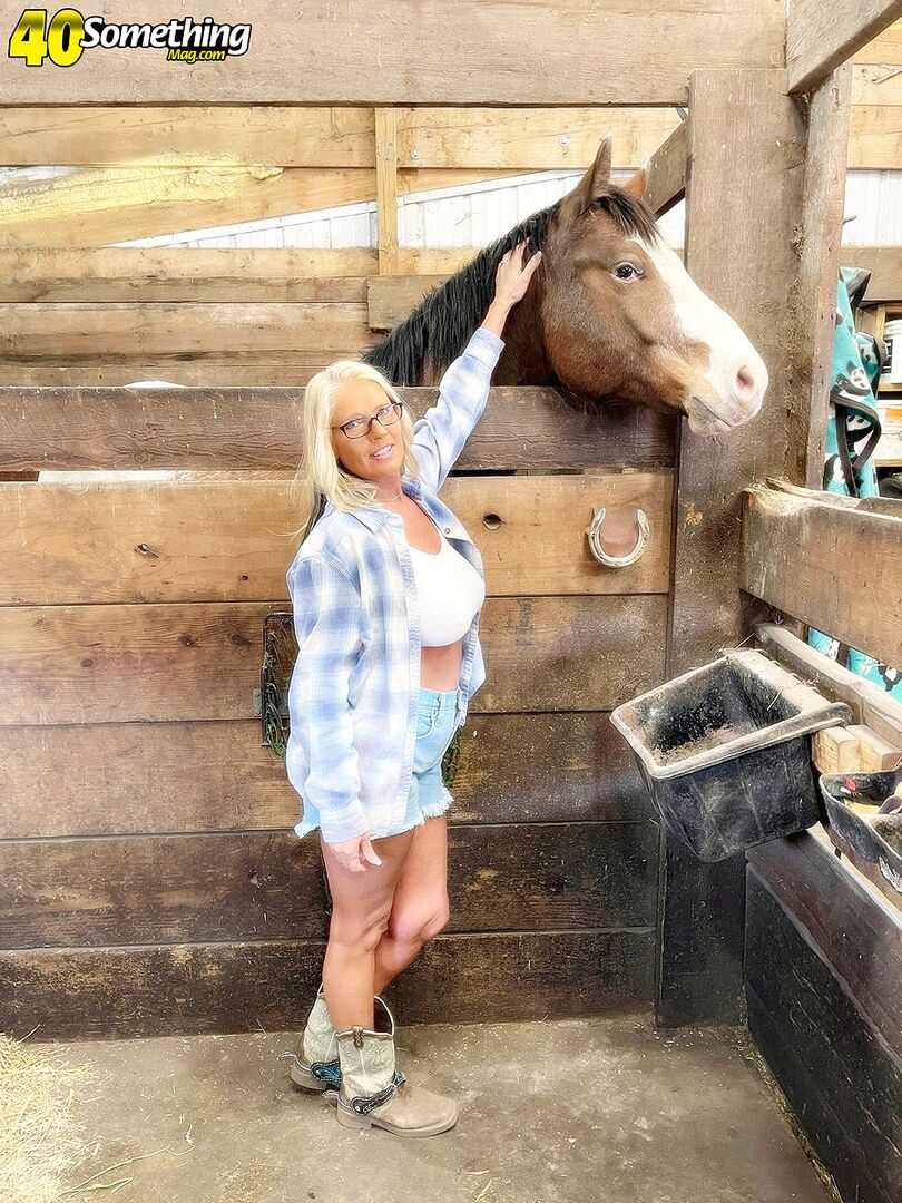 BONUS VIDEO: Down on the farm with Maddie Cross