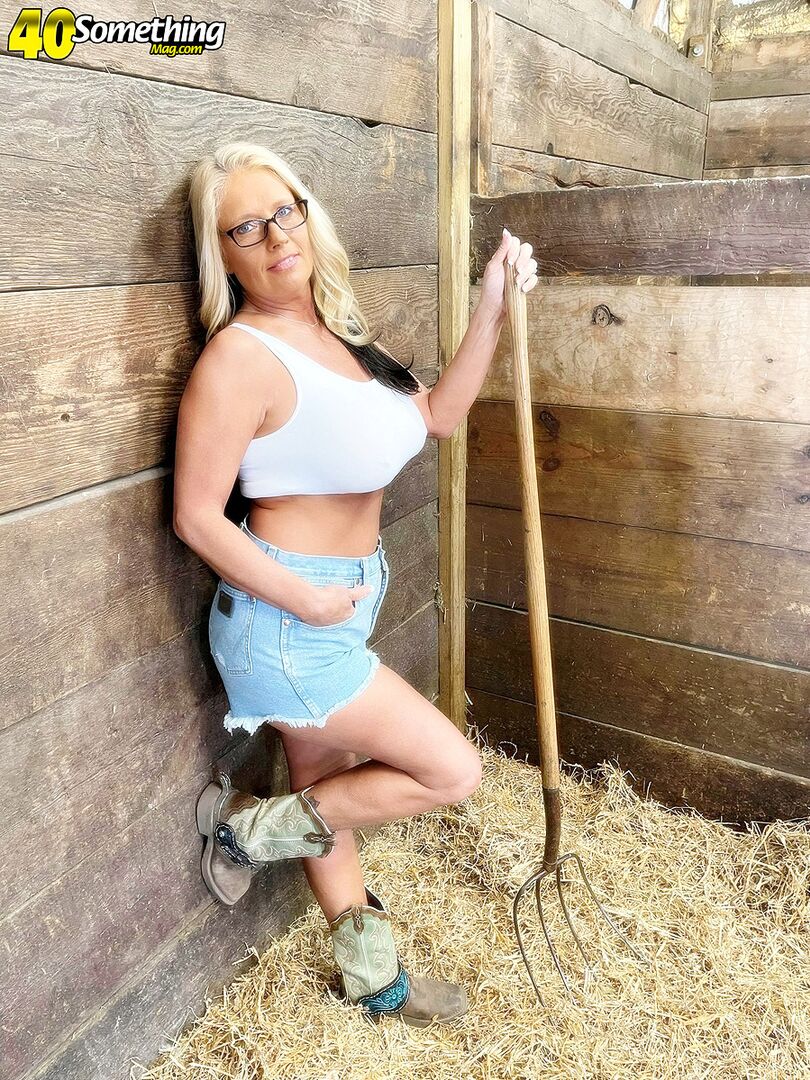 BONUS VIDEO: Down on the farm with Maddie Cross