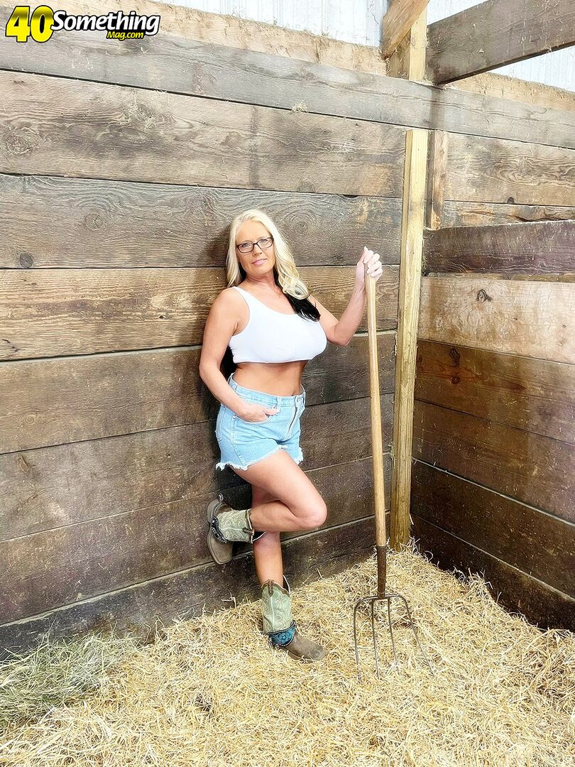 BONUS VIDEO: Down on the farm with Maddie Cross