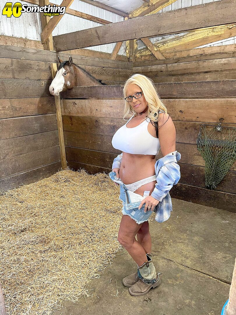 BONUS VIDEO: Down on the farm with Maddie Cross