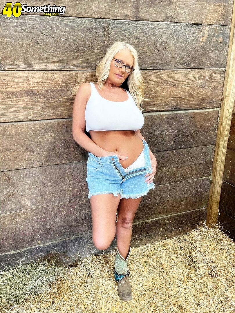 BONUS VIDEO: Down on the farm with Maddie Cross