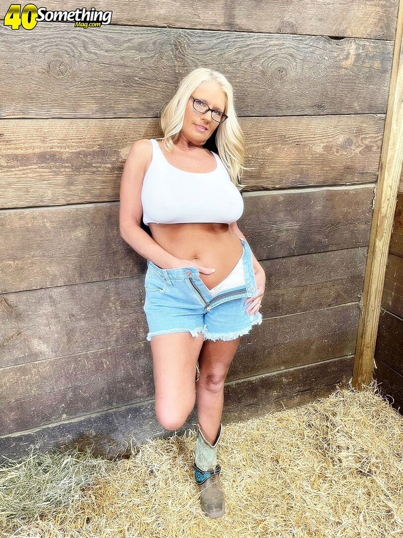 BONUS VIDEO: Down on the farm with Maddie Cross