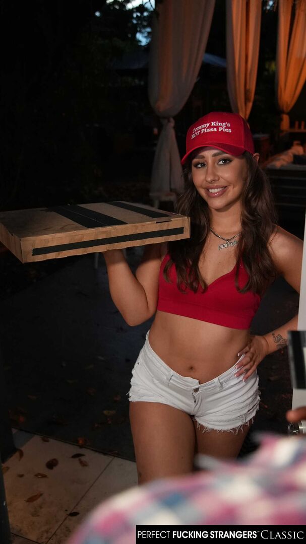 Big booty delivery girl Tommy King takes bbc instead of cash for pizza