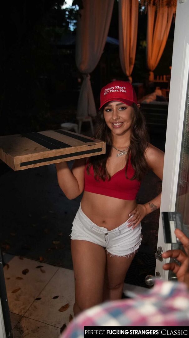 Big booty delivery girl Tommy King takes bbc instead of cash for pizza