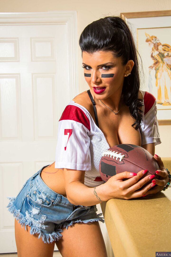 Romi Rain fucking in the bedroom with her innie pussy