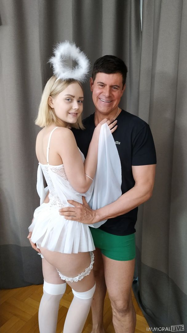 19-Year-Old Anal Lover, Emily Cutie First Time in Her Life Squirting Turns On Porno Dan So Much