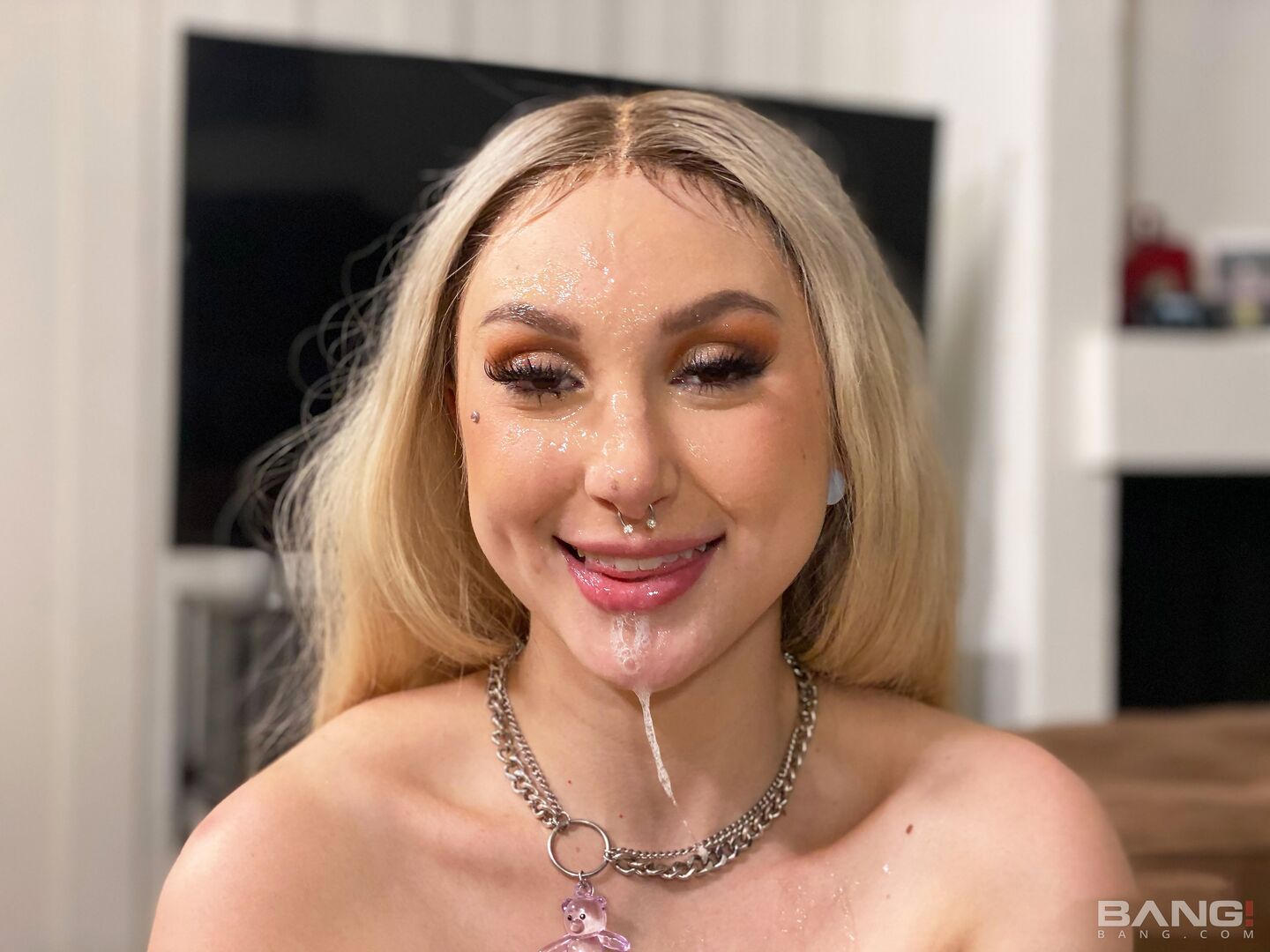 Skylar Vox deepthroats so good her nose ring tickles her studs balls