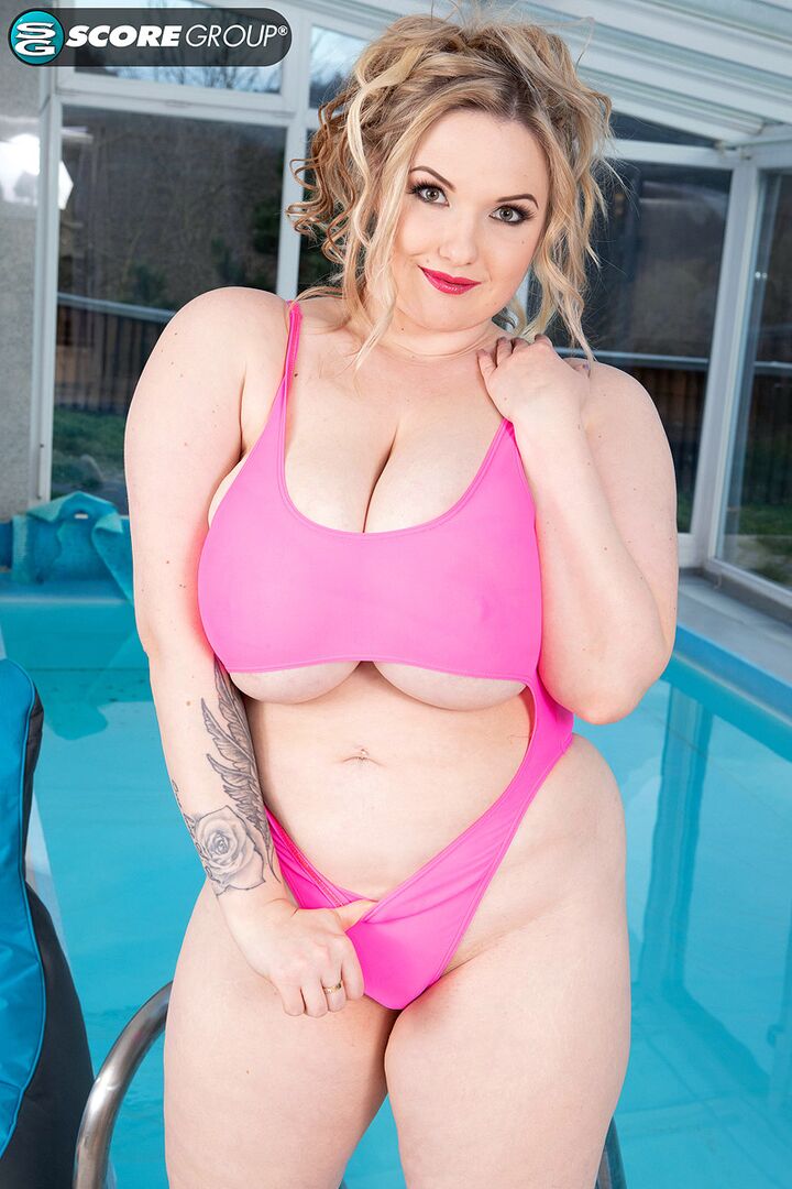 KIRA LIV: BIKINI BOMBSHELL