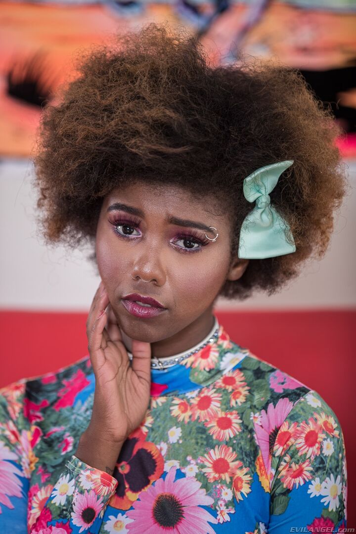 EBONY DAIZY MANHANDLED TO SQUIRTING!