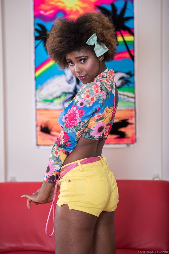 EBONY DAIZY MANHANDLED TO SQUIRTING!