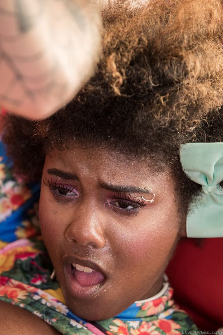 EBONY DAIZY MANHANDLED TO SQUIRTING!