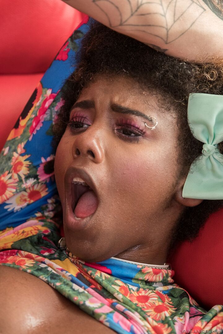 EBONY DAIZY MANHANDLED TO SQUIRTING!