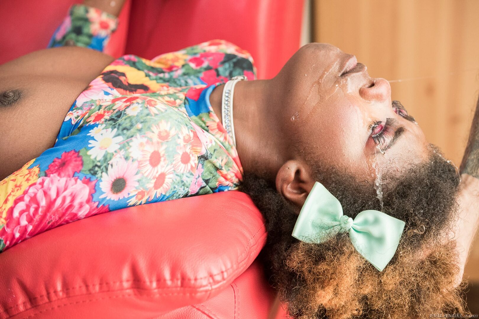 EBONY DAIZY MANHANDLED TO SQUIRTING!