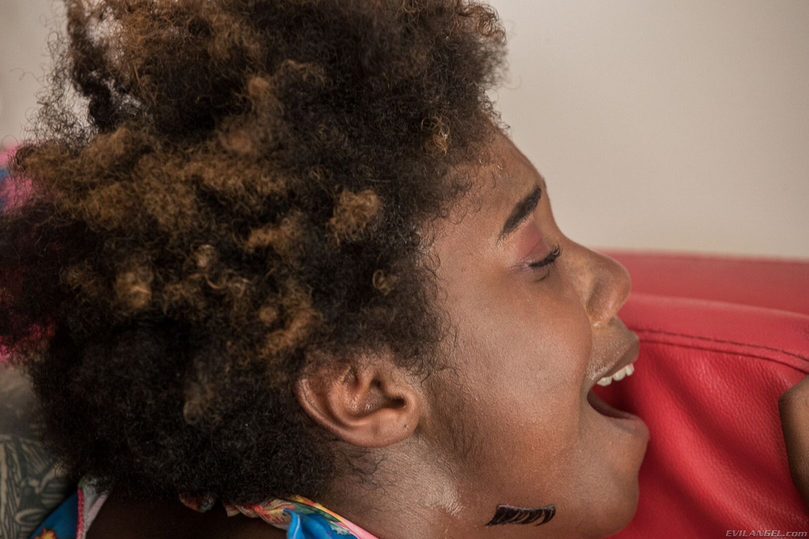 EBONY DAIZY MANHANDLED TO SQUIRTING!