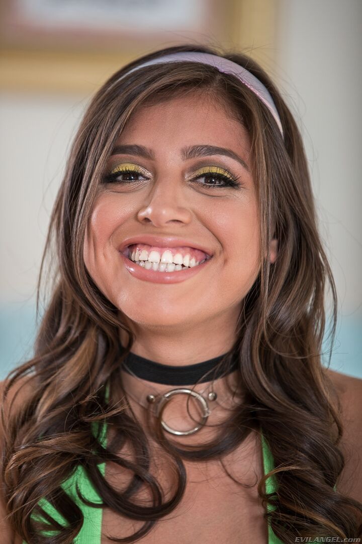 CURVY ELLA'S MESSY, SQUIRTING HOOK-UP