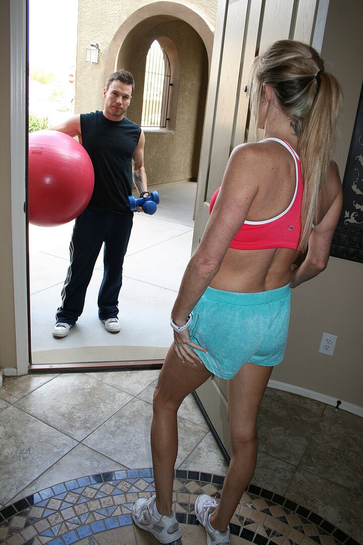 Cougar Gianna Phoenix Fucked Hard By Personal Trainer