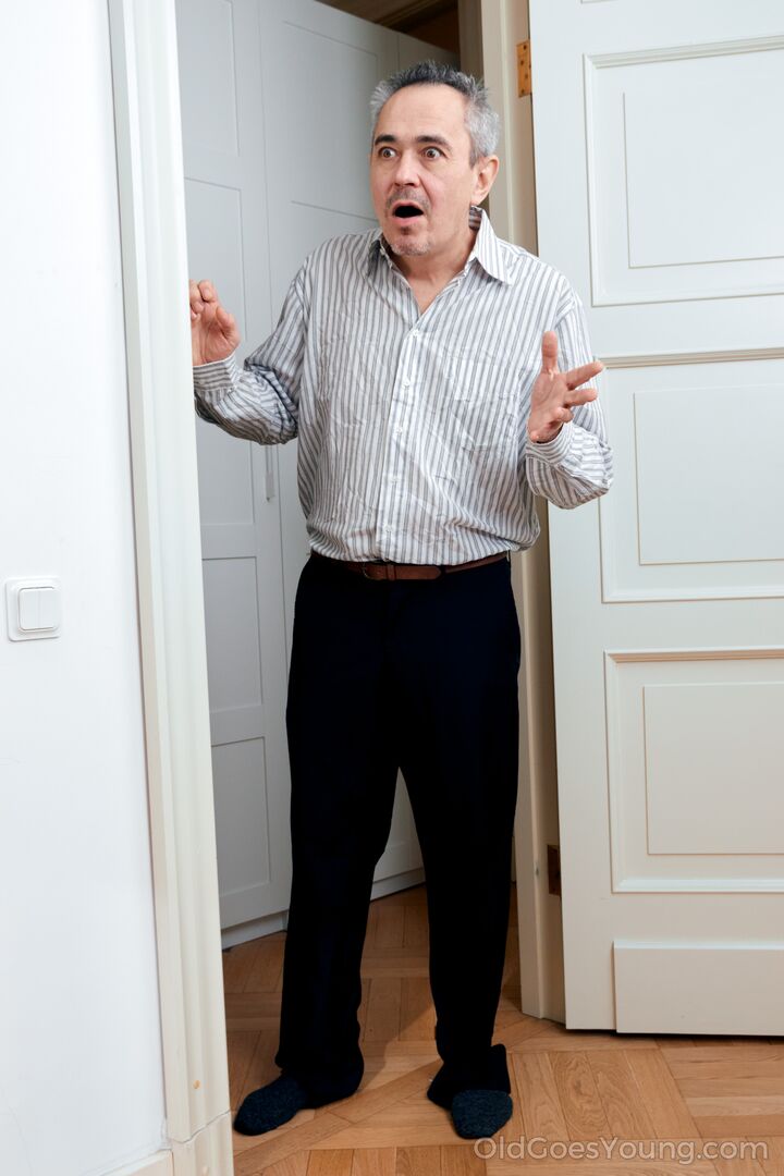 Mature man satisfies an excited hottie