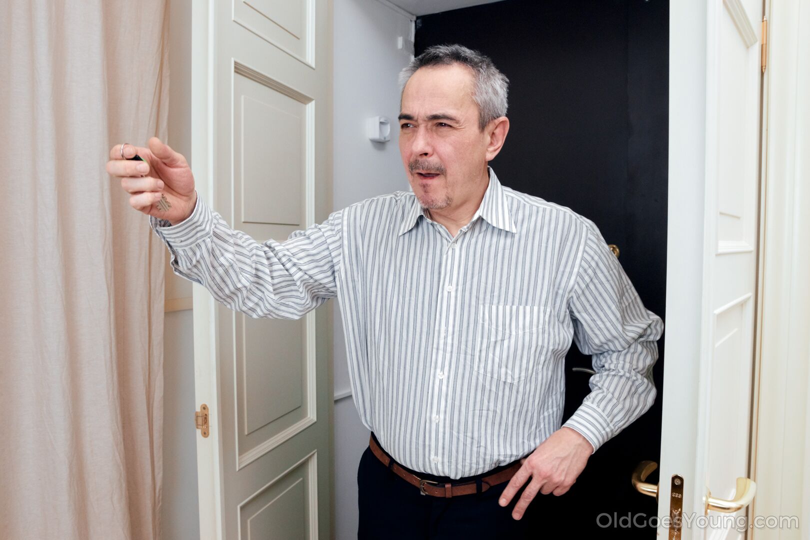 Mature man satisfies an excited hottie