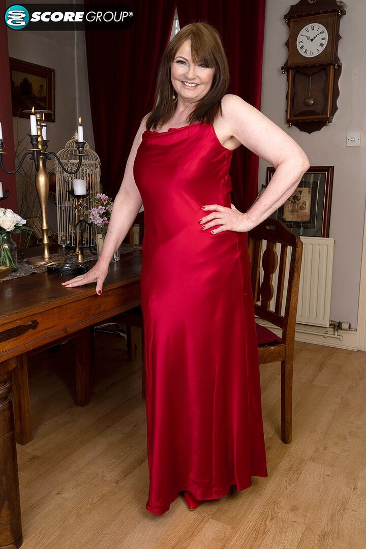 A NEW, BIG-TITTED GILF FROM THE UK FUCKS HER PUSSY