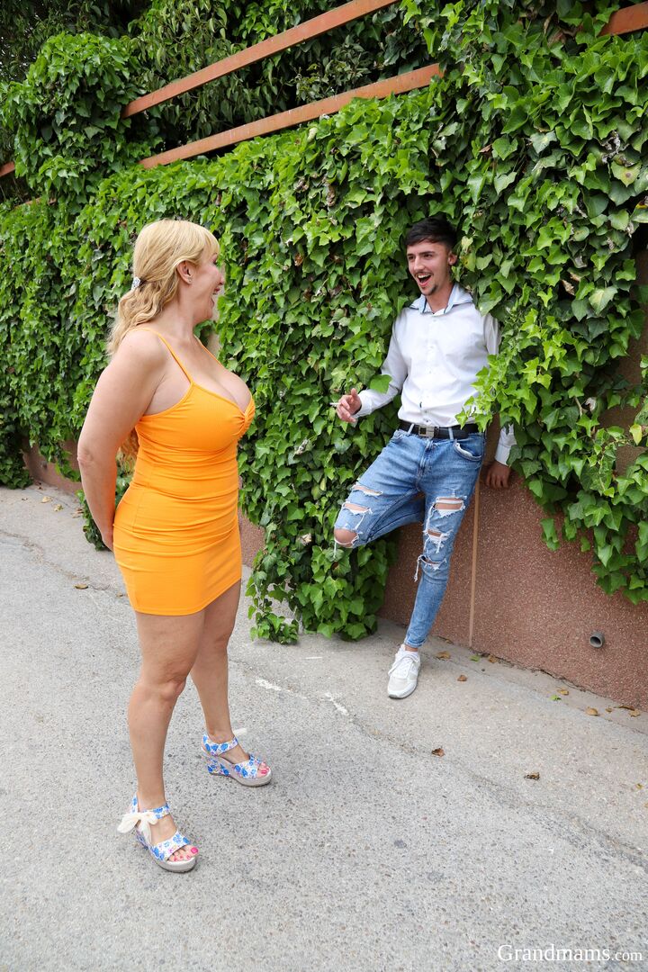Toy boy hunting Spanish MILF