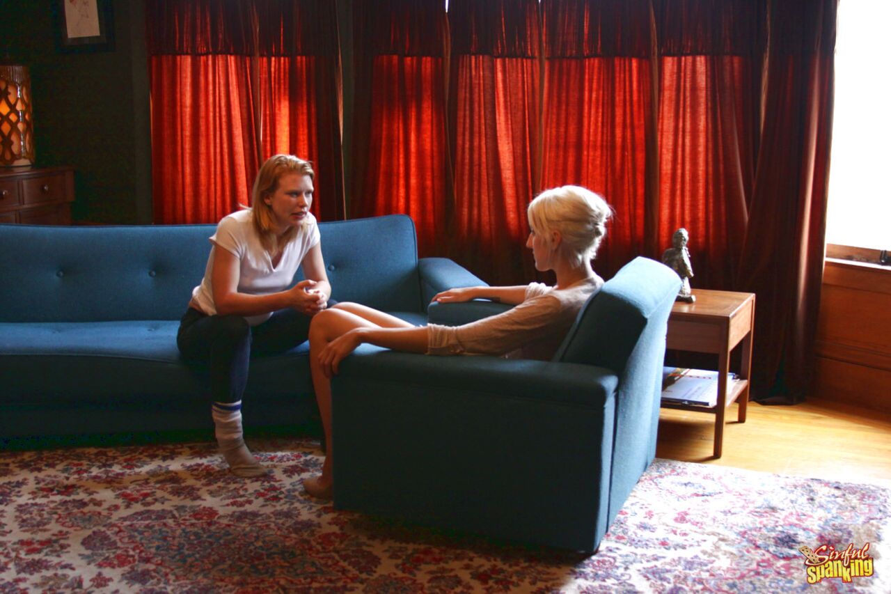 Sadie Lune lezdom spanking