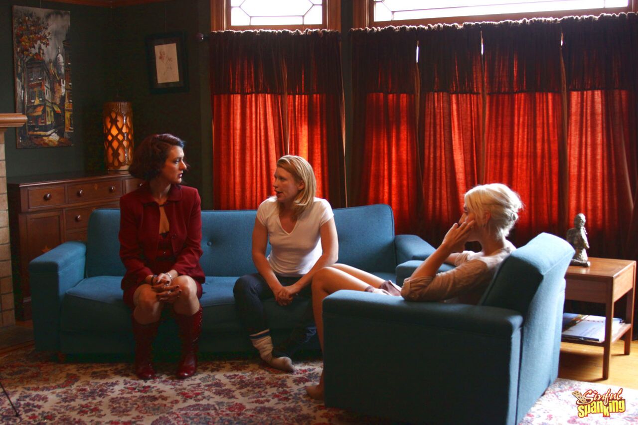 Sadie Lune lezdom spanking