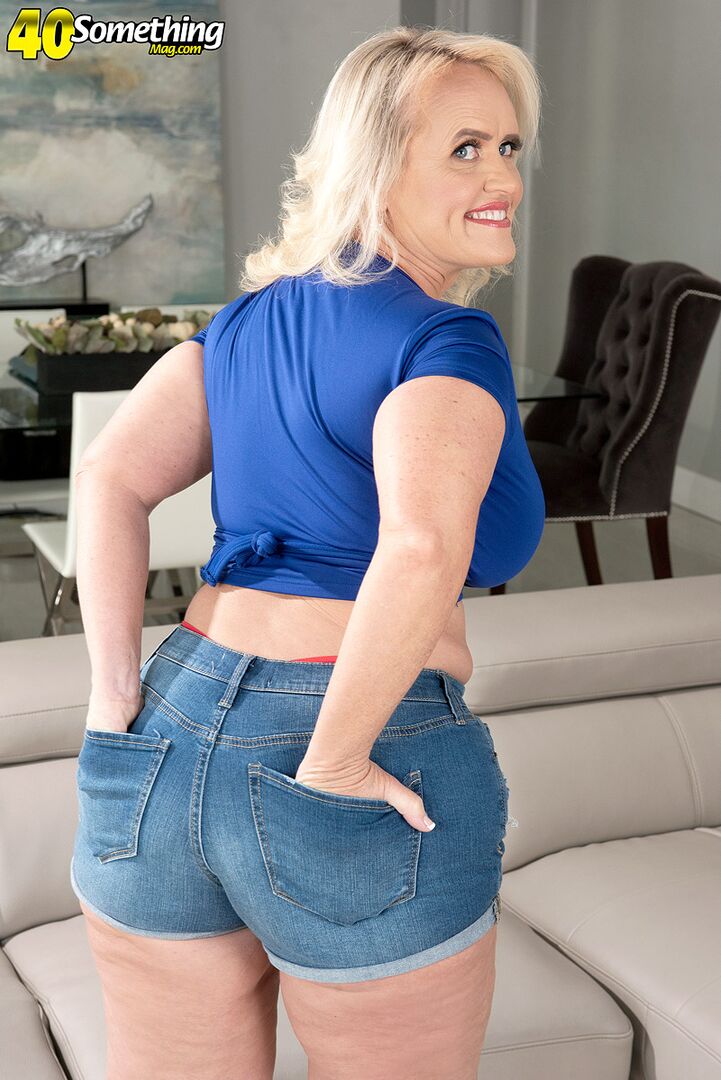 Big-assed Amber's deep-throat and fuck show