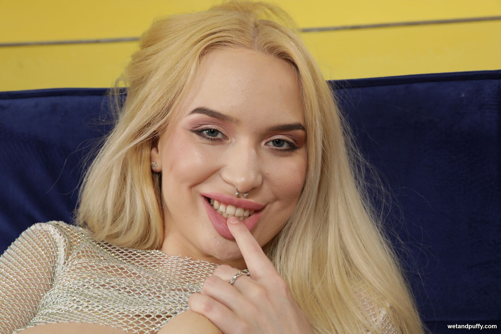 VERA J — CURVY CUTIE
