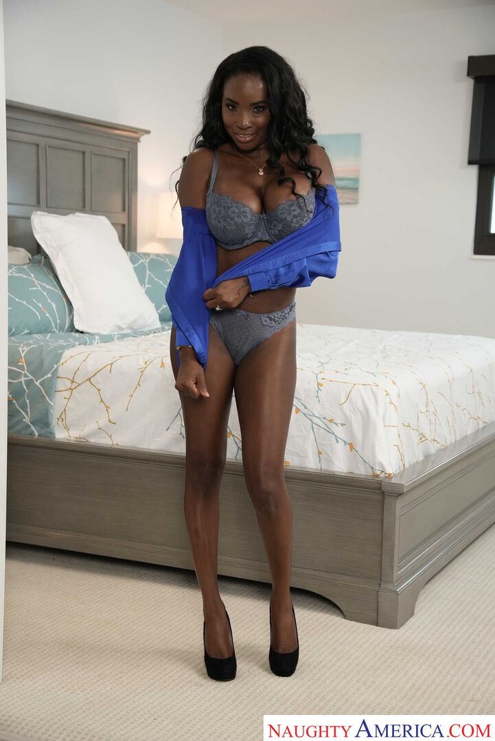 Busty ebony MILF Naomi Foxxx loves a good Creampie!