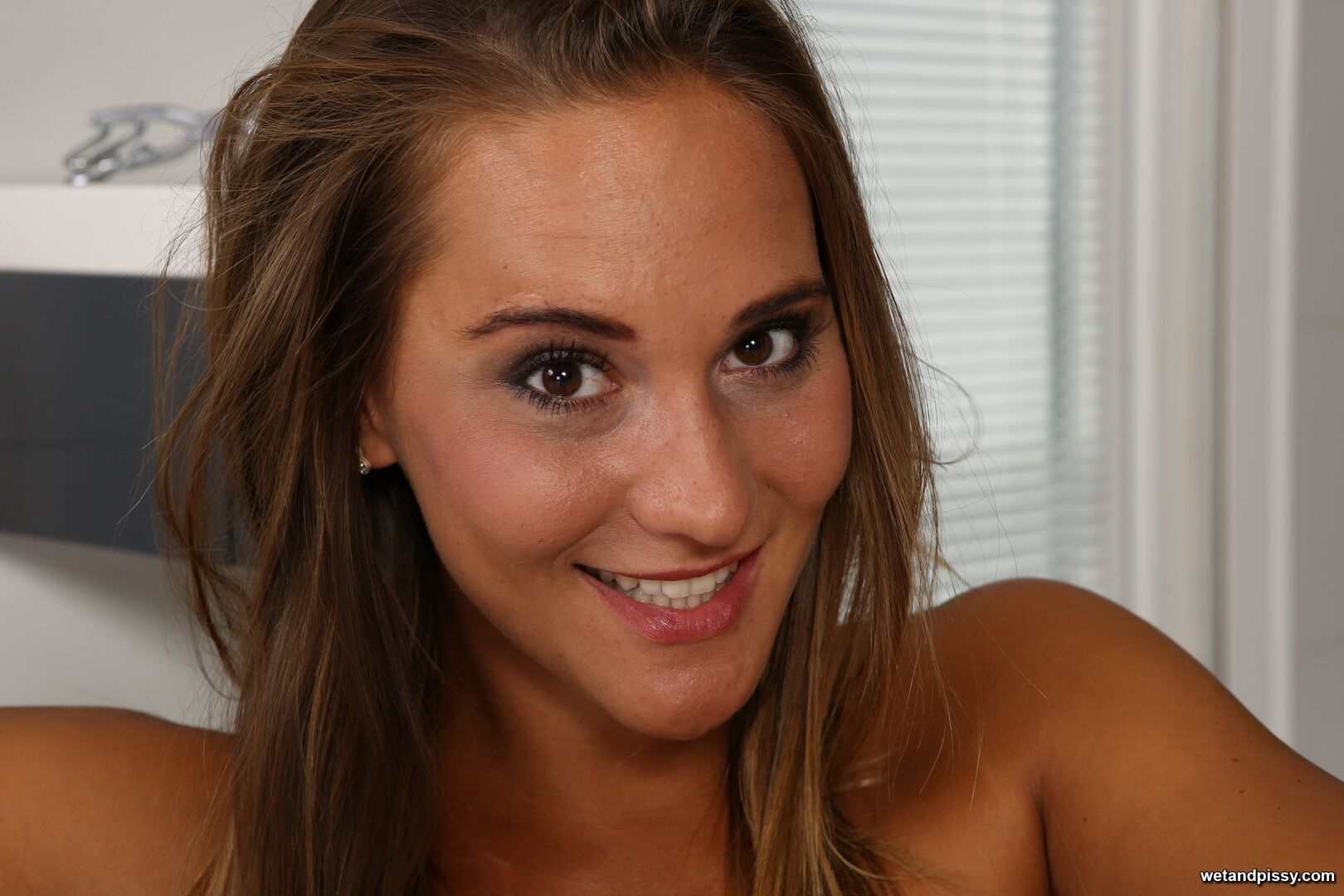 NAOMI BENNET — PISSY DILDO PLAY