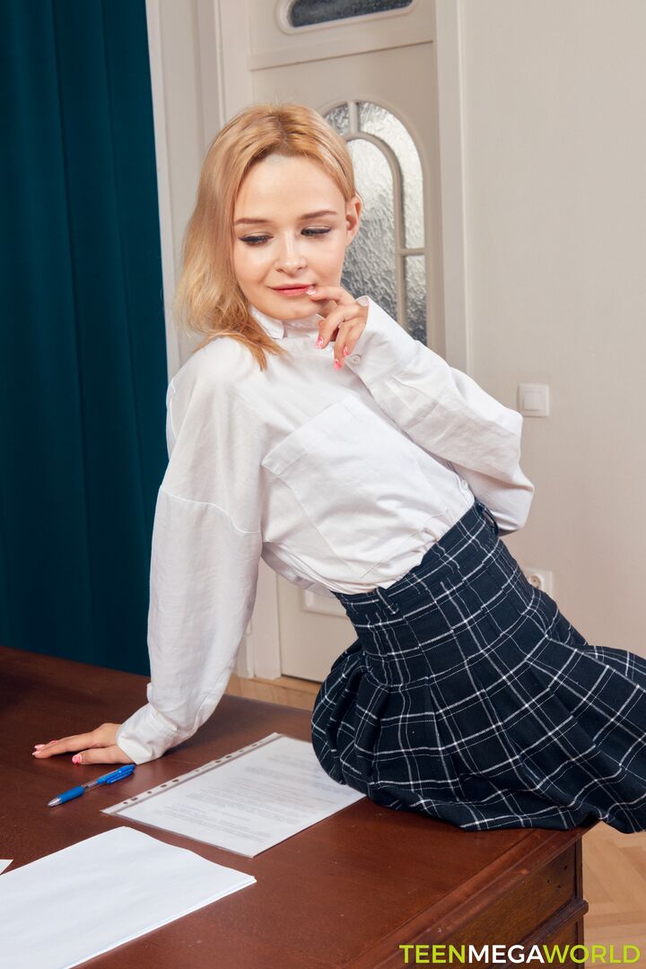Lazy hottie gives teacher a blowjob
