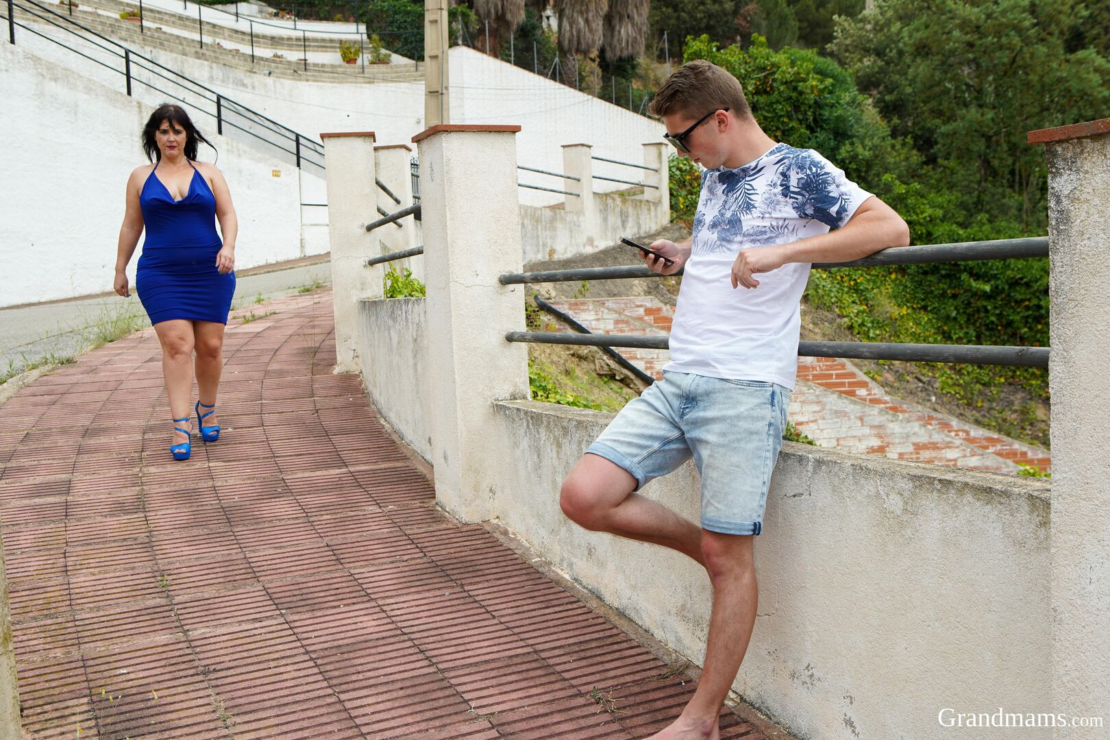 Boy hunting MILF in spain