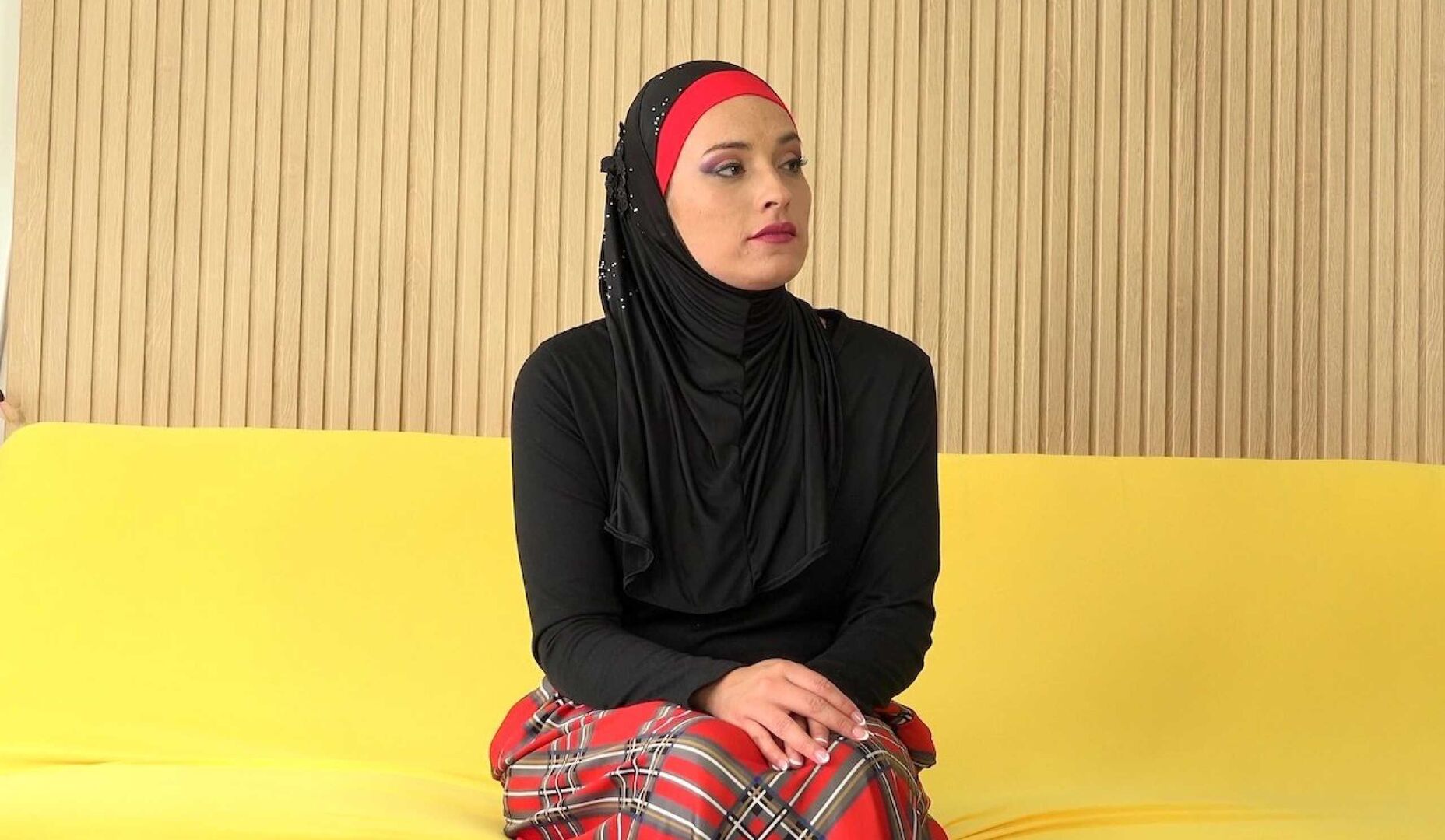 Hot babe in hijab doesn't wear panties