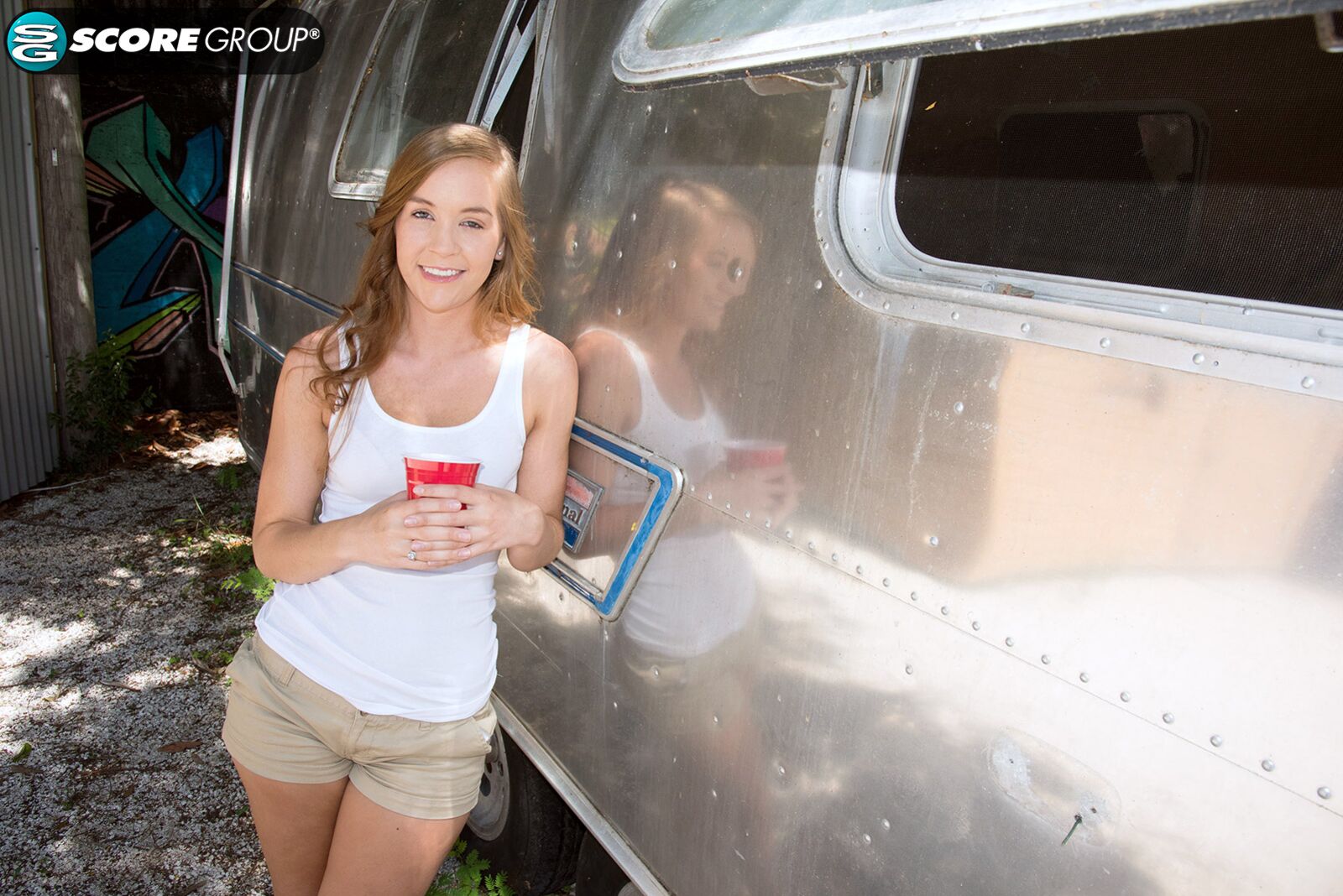 ALL-AMERICAN CUTIE SHOWS OFF HER PERFECT CUNT AND TITS IN FRONT OF A CARAVAN