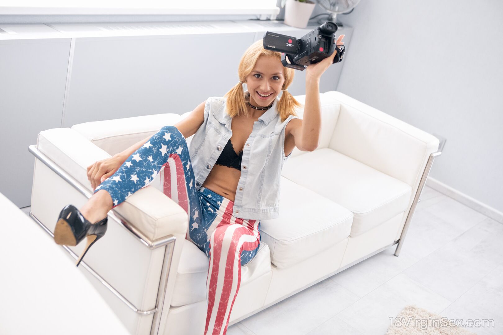 Playful blonde gets solo orgasm