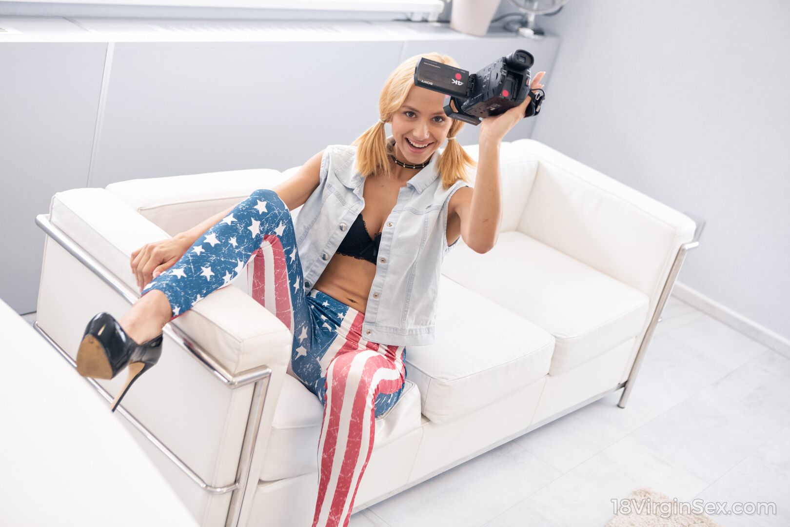 Playful blonde gets solo orgasm