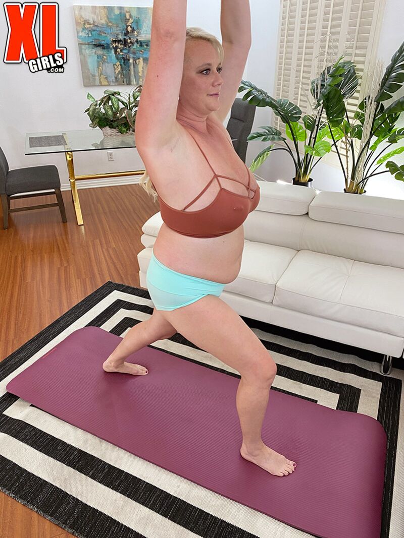 WORKOUT WITH CAMERON SKYE AT XLGIRLS