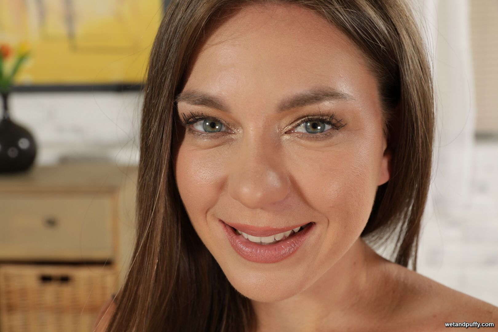 VIKS ANGEL — PETITE PUMPING