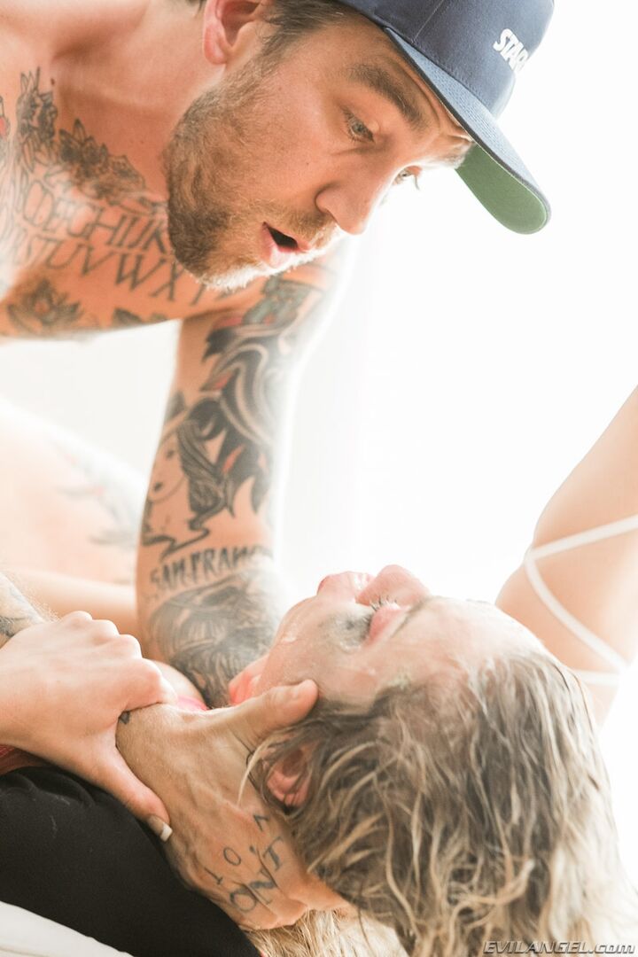 SQUIRTING TIFFANY'S FIERCE ANAL HOOKUP