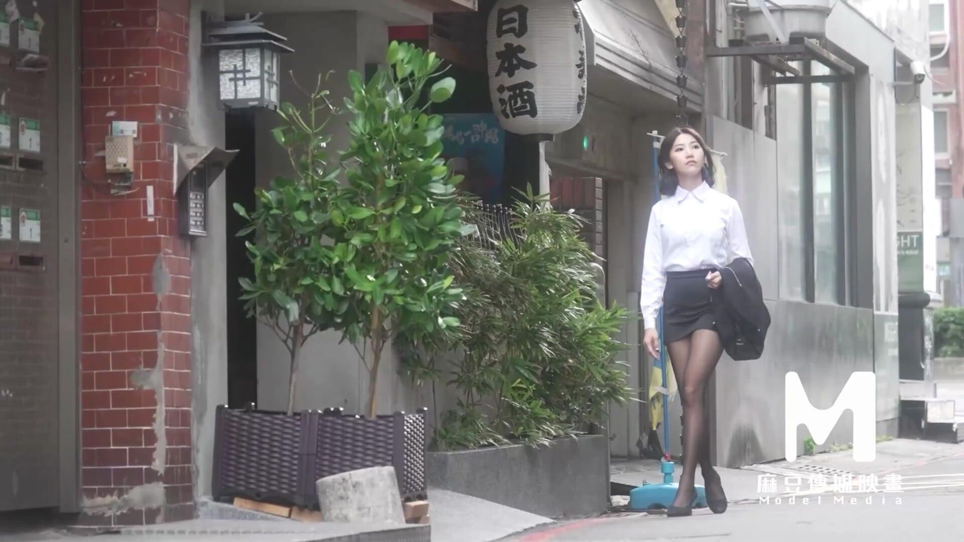 Horny Secretary Be The Master And Footjob Her Boss