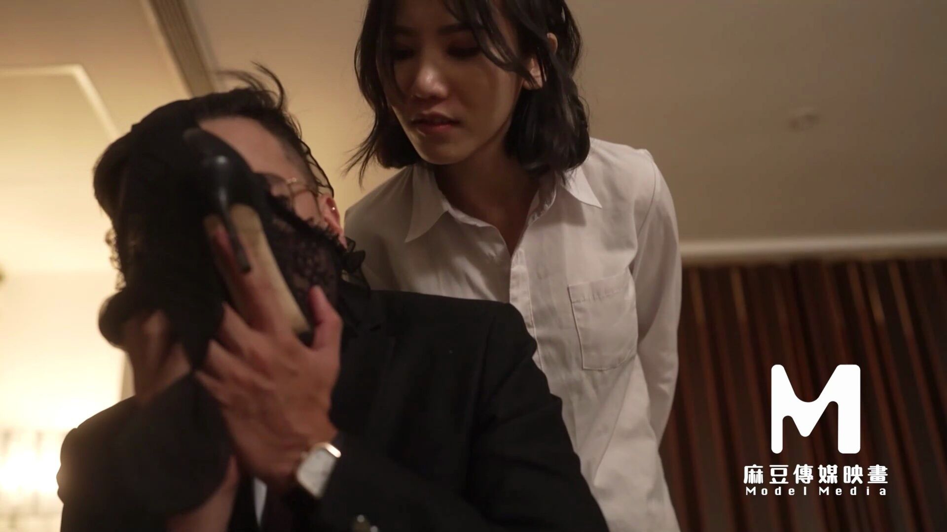 Horny Secretary Be The Master And Footjob Her Boss