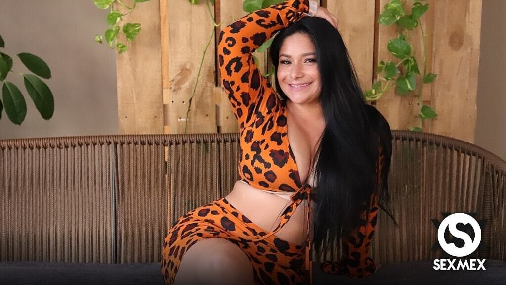 SKANKY HOUSEWIFE . MIA SANZ