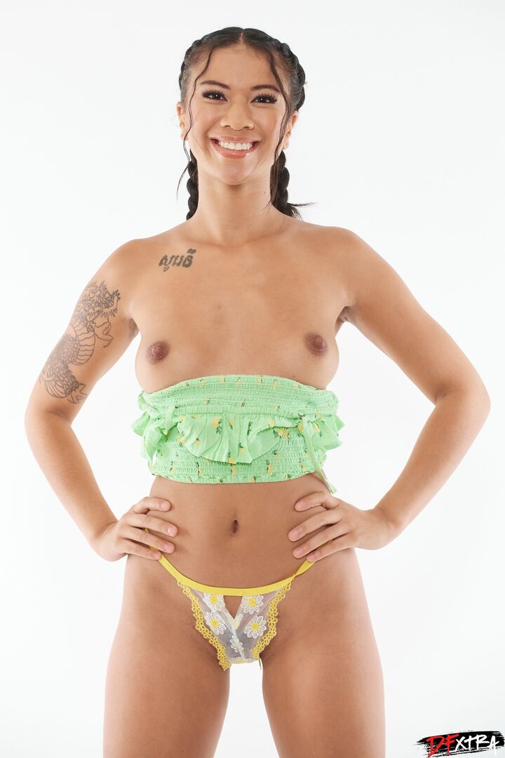 Vivianne DeSilva Shows Ameena Green How To Orgasm