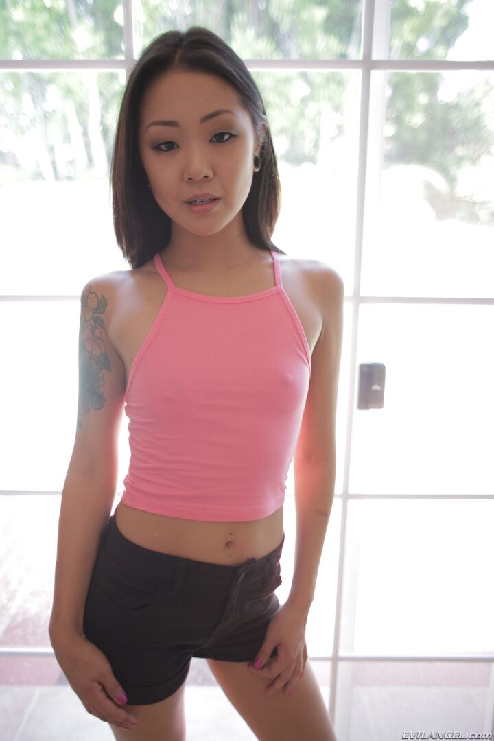 SQUIRTING SAYA'S FOOT FETISH FUCK