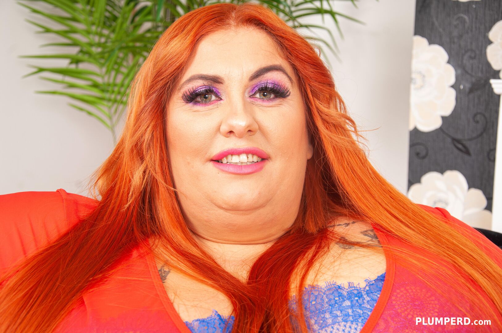 Big beauty plays with dildo