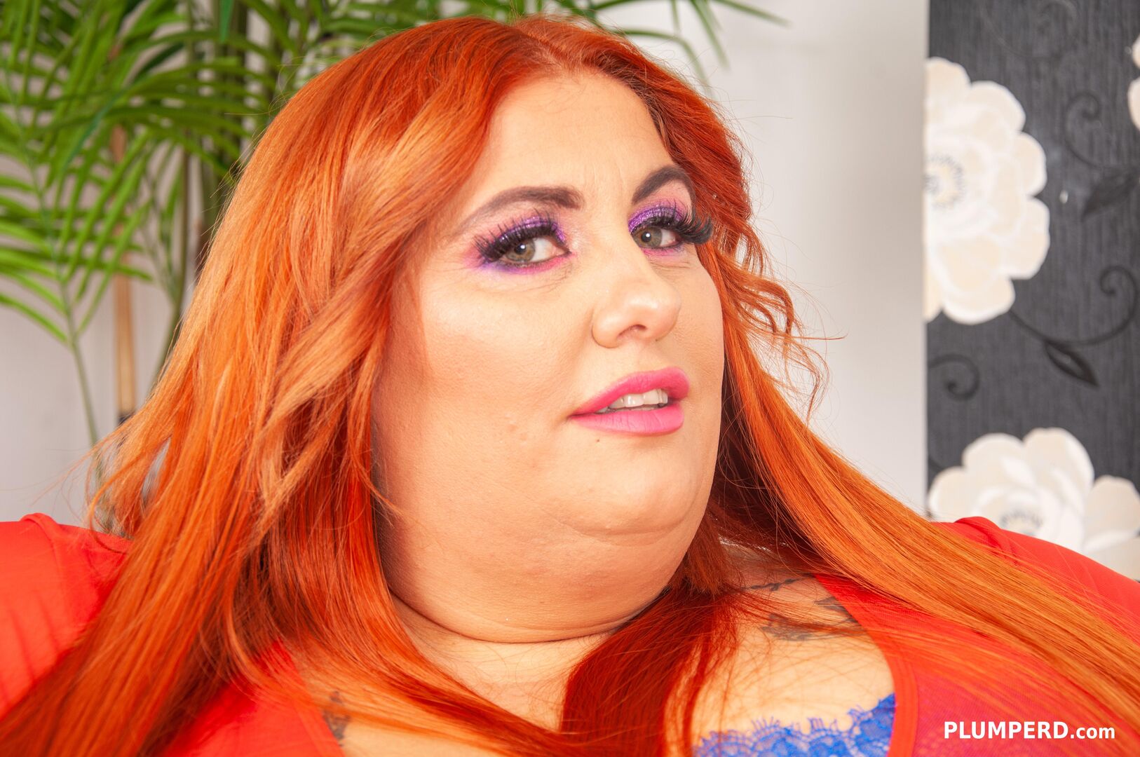 Big beauty plays with dildo